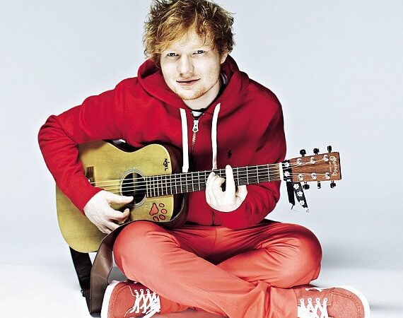 20 Chistes de Ed Sheeran ¡Divertidos! El cabello rebelde de Ed Sheeran se roba el show en una foto fallida de un fan